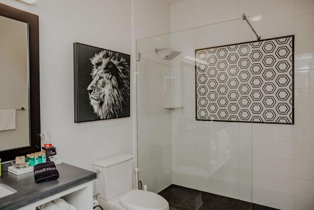 The Hive 302 King With Balcony Hotel Wilmington Bagian luar foto