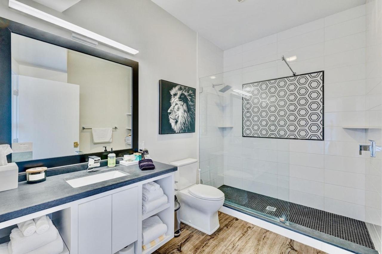 The Hive 302 King With Balcony Hotel Wilmington Bagian luar foto